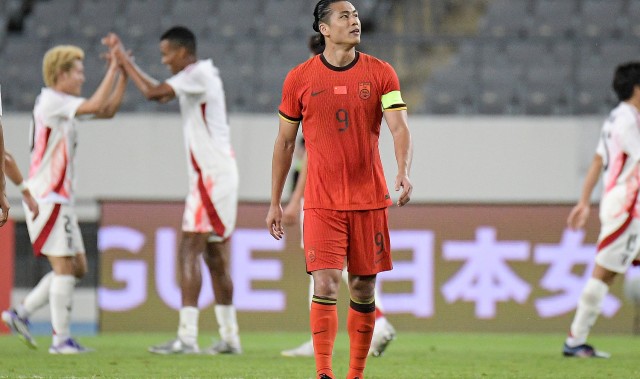 记者：张玉宁腿部肌肉出现疲劳性损伤，因伤未出战乌兹别克斯坦